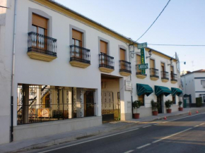 Гостиница Hostal las Tres Jotas  Алькарасехос